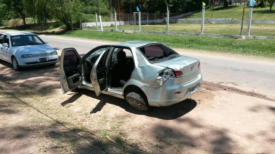 Un auto volcó y terminó en la olla del balneario