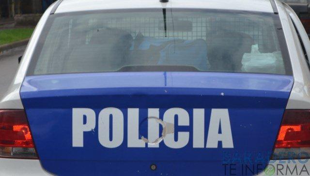Un sujeto en moto quiso esquivar a la policía y chocó contra el patrullero