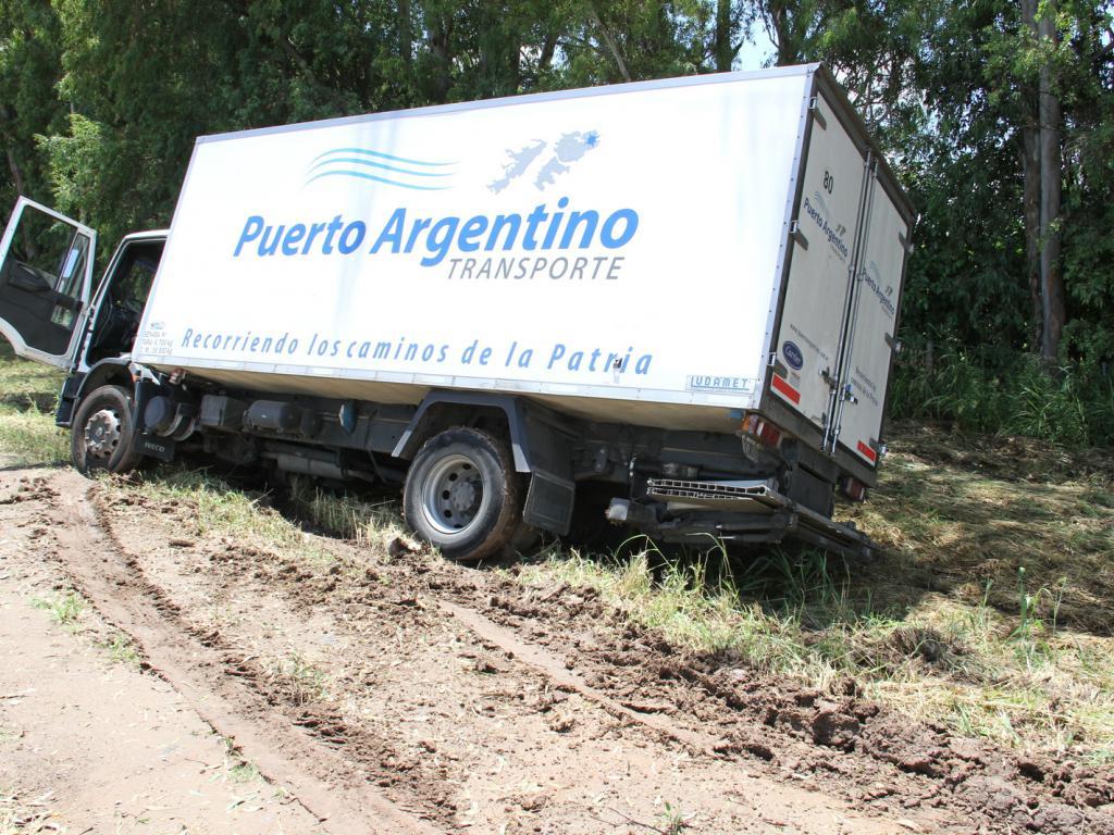 Paró a orinar y se le cayó el camión a la zanja