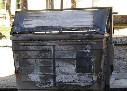 Tres personas detenidas por prender fuego contenedores de basura