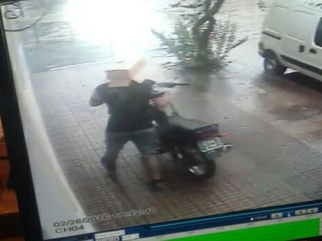 San Pedro. Robó una moto con una caja en la cabeza