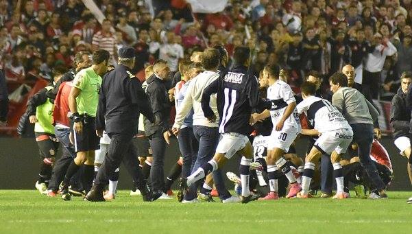 Doce jugadores deberán declarar por los incidentes en el clásico de La Plata