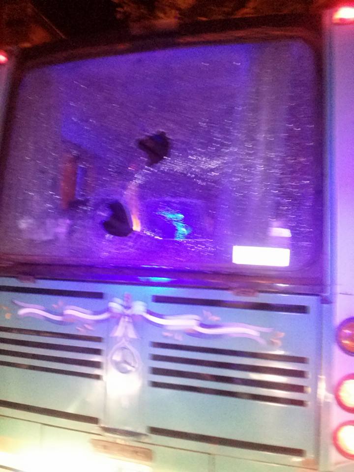 Rompen los vidrios del micro intentando agredir al plantel de Rivadavia en Zarate