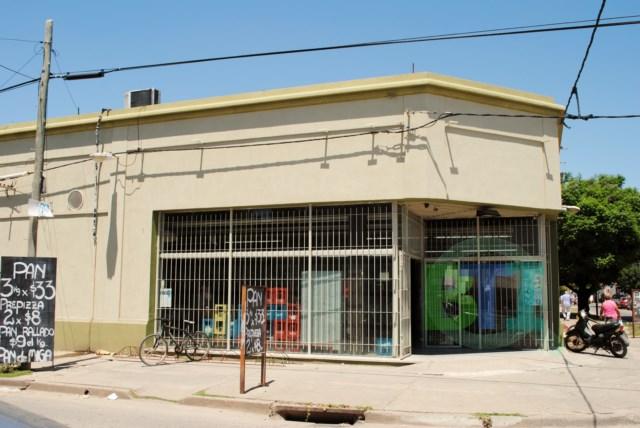 Detienen a vendedor ambulante de loros y pollitos