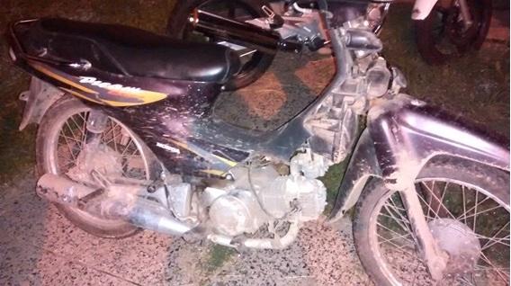 Aprehenden a dos jóvenes que andaban armados en una moto robada
