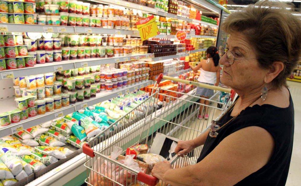 El consumo en supermercados cayó un 24% entre noviembre y febrero