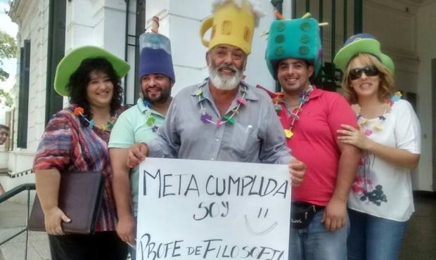 Tiene 69 años, es albañil y se recibió de Profesor de Filosofía