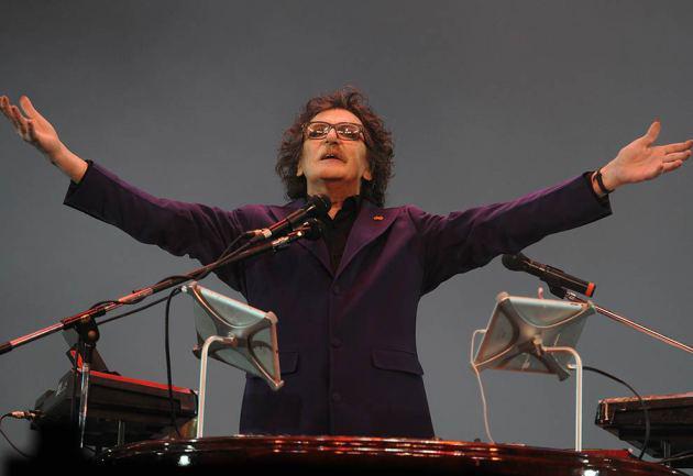 Operaron por una infección en la cadera a Charly García