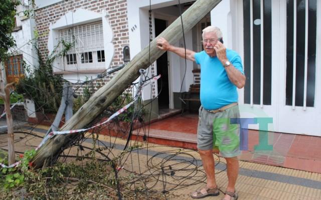 Se cayó un poste de Telecom sobre una vivienda