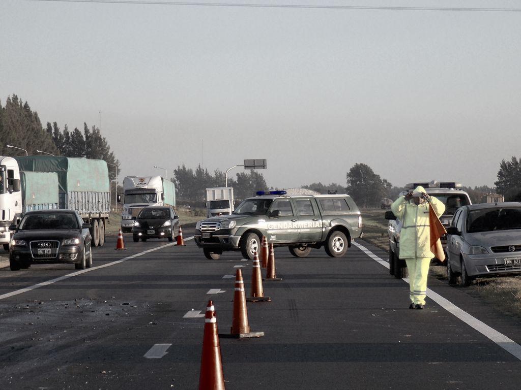 San Nicolás. Un auto derrapó, volcó y cayó en el zanjón de la Autopista, muriendo dos jóvenes