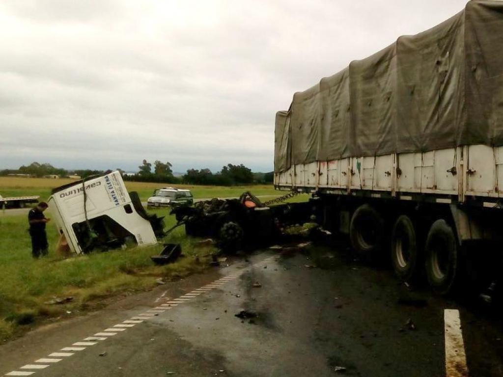 Fuerte colisión entre dos camiones