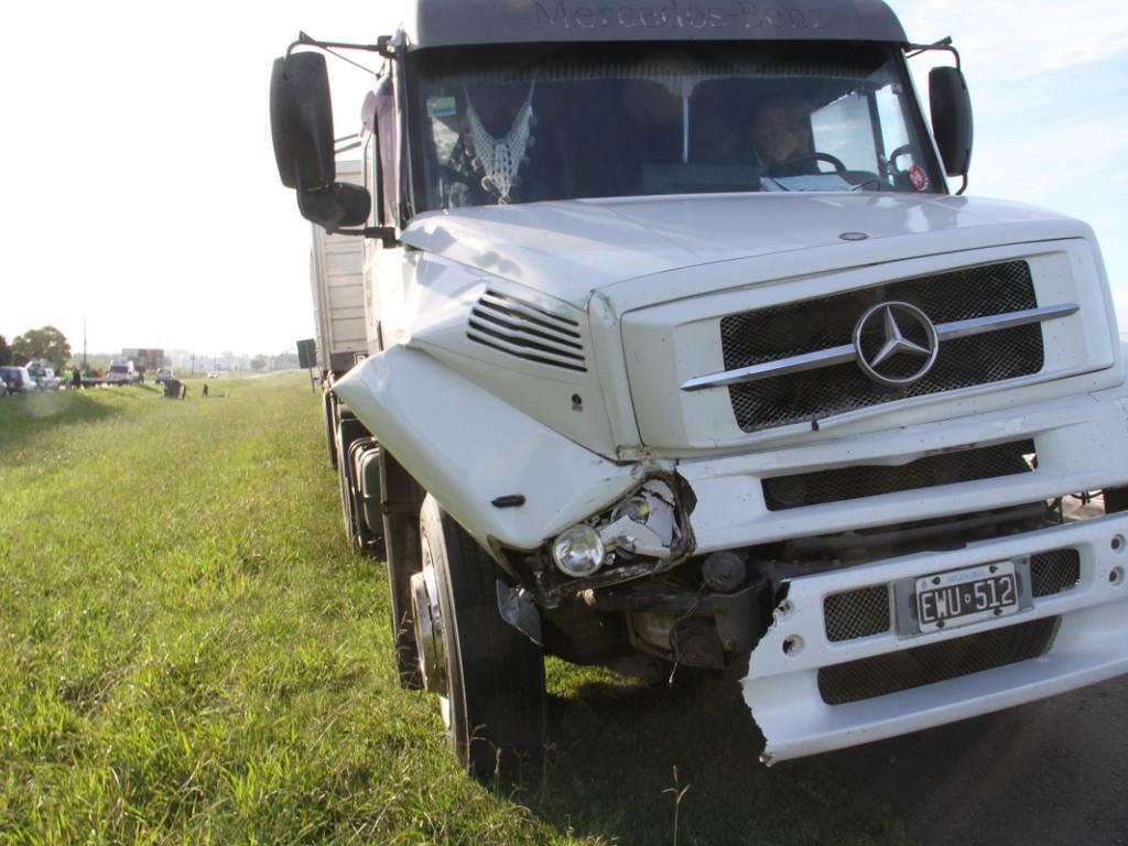 Ruta 9. Camión embistió camioneta que trasladaba trabajadores