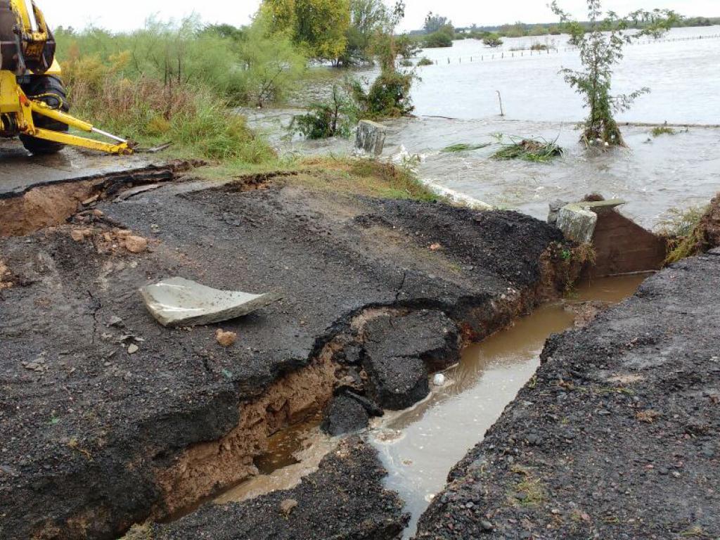 San Pedro. «El agua ya cortó el camino de la costanera»