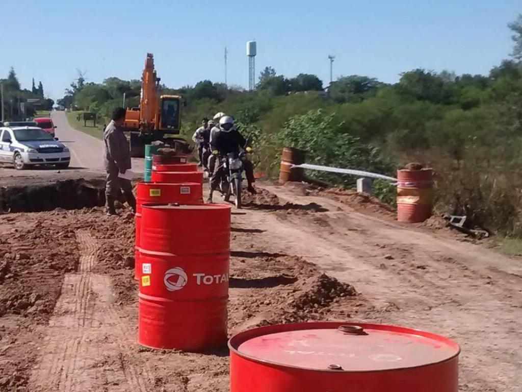 Tras varios días de aislamiento, un terraplén volvió a conectar a los vecinos de Vuelta de Obligado