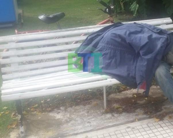 Falleció un hombre en un banco de la Plaza Colon