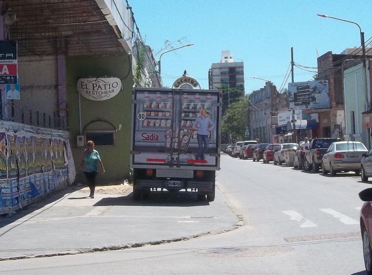 Vehículos mal estacionados: el problema de todos los días