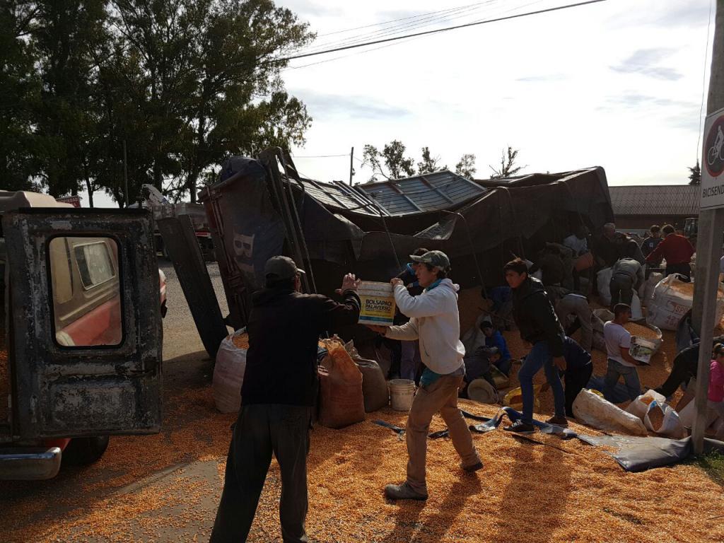 Volcó camión con maíz en San Pedro y los vecinos arrasaron con la carga