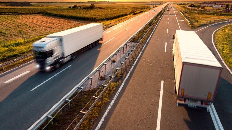 Limitarán la velocidad de los vehículos de transporte desde su fabricación