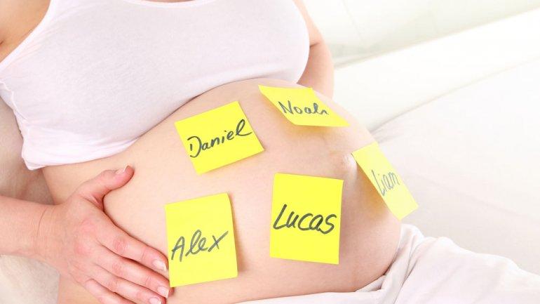 Cuáles son los nombres de mujeres y hombres más populares a través del tiempo