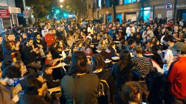 Multitudinaria marcha de estudiantes y gremios universitarios por más presupuesto