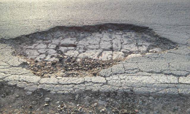 Calles “dinamitadas». 1500 baches en la ciudad