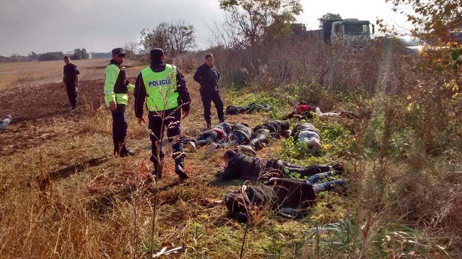 Vial Alsina. Persiguen y detienen una camioneta que transportaba ilegalmente ocho mujeres de origen chino
