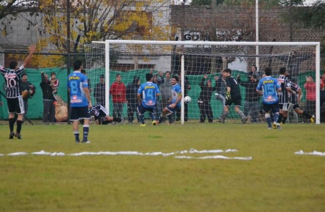Por una «bola» el negro se quedó con la primera final