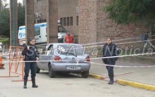 Salto. Sacó la cabeza por la ventanilla del auto y un camión la embistió