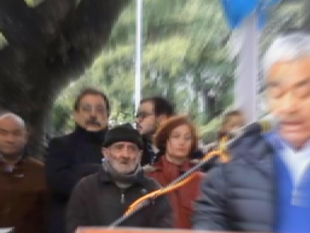 San Pedro. Un abusador en primera fila durante el acto del día de la bandera