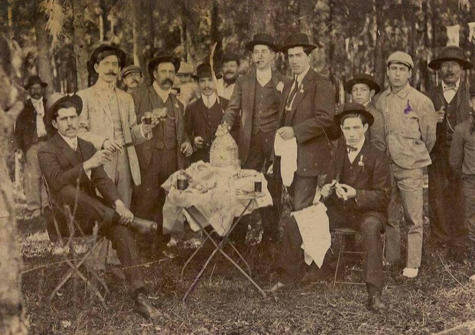 Concejales reunidos en foto de hace casi cien años