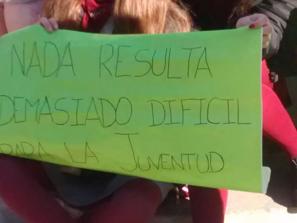 Estudiantes realizaron un abrazó simbólico por la inclusión social