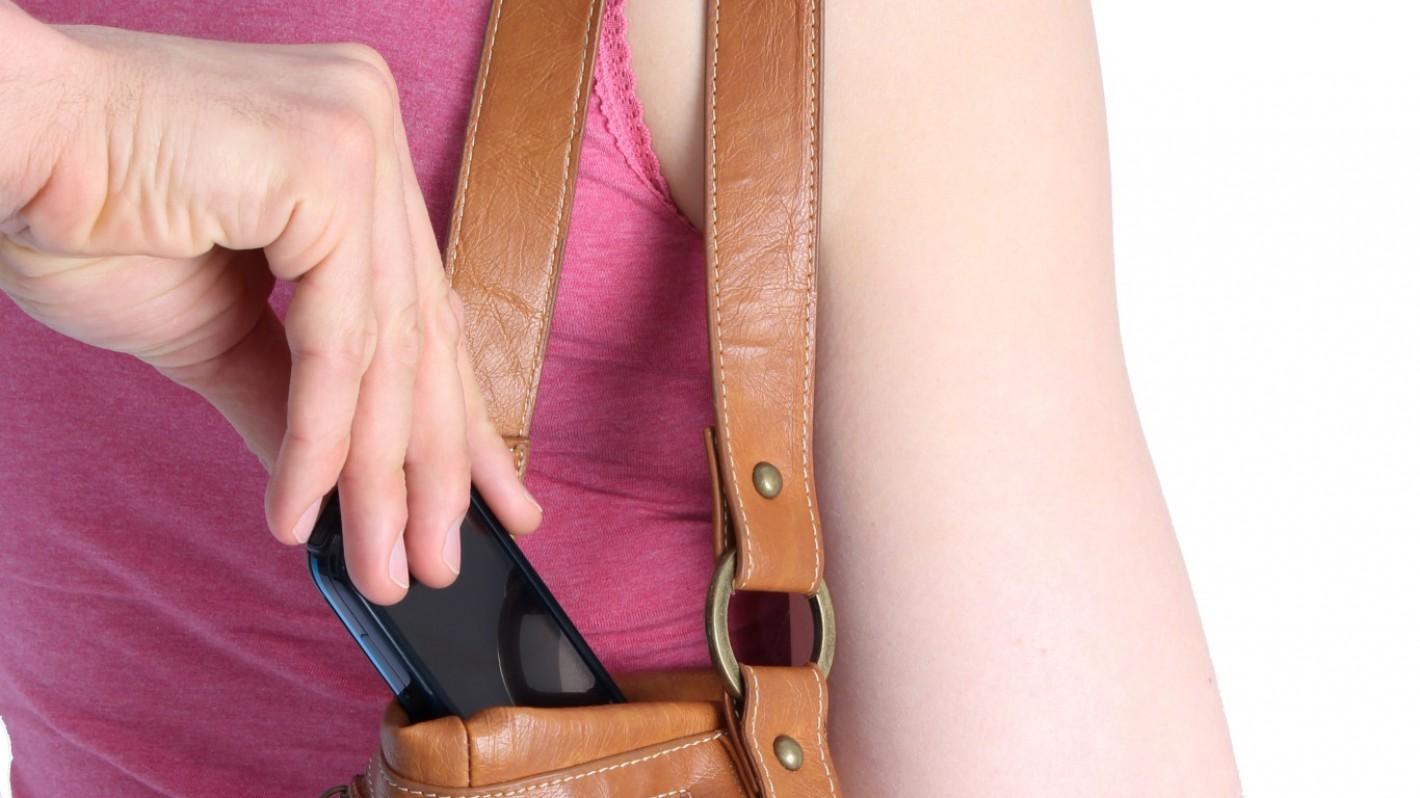 Detienen a tres jóvenes por el robo de un celular