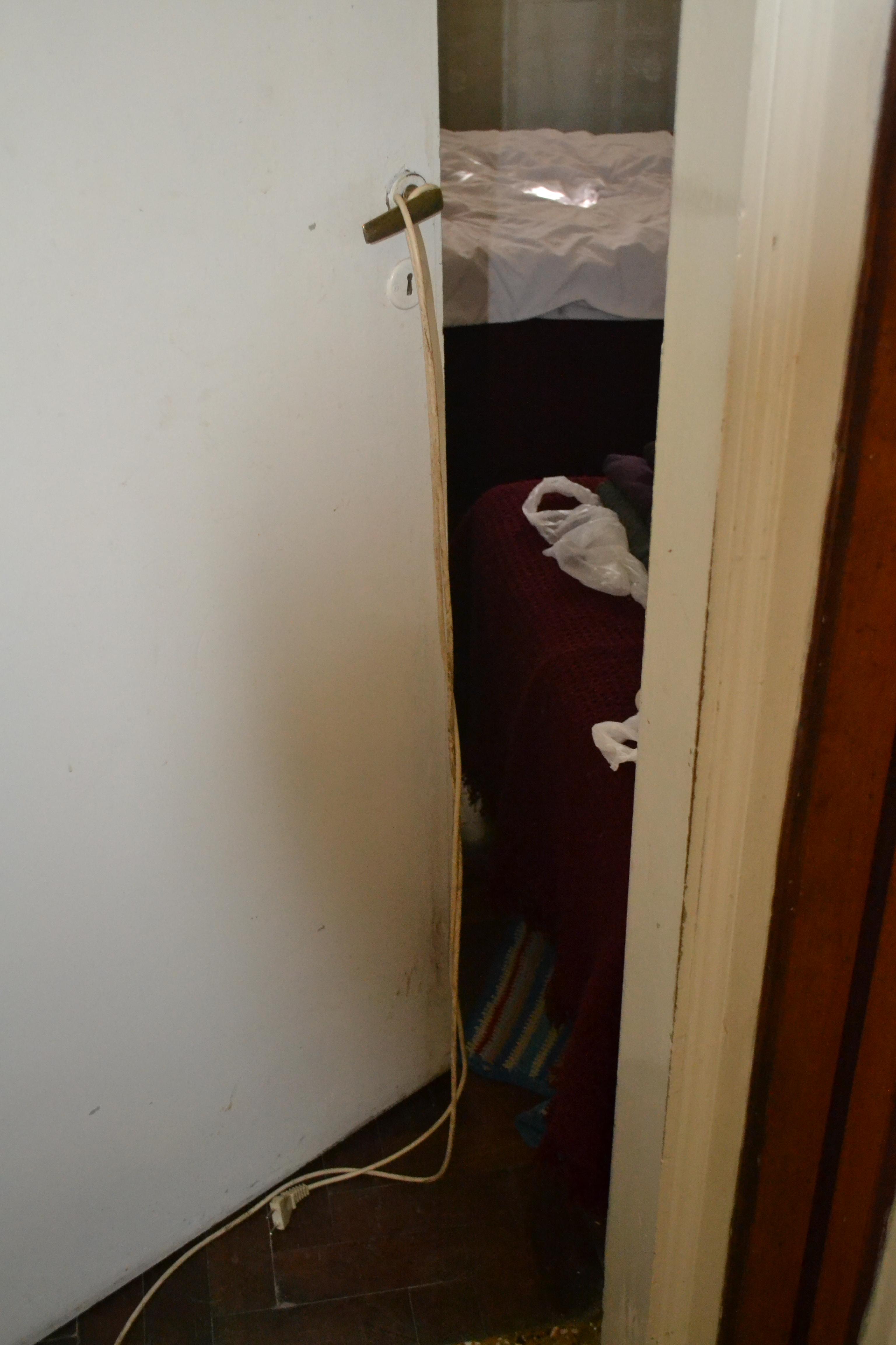 Le robaron a una abuela y la encerraron en el baño