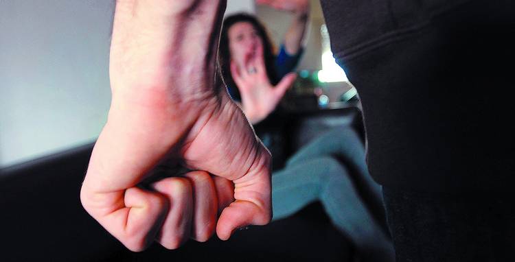 Aprehenden a un hombre por insultar y agredir a su ex pareja