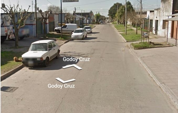 Le rompen el vidrio de la camioneta estacionada en el garage