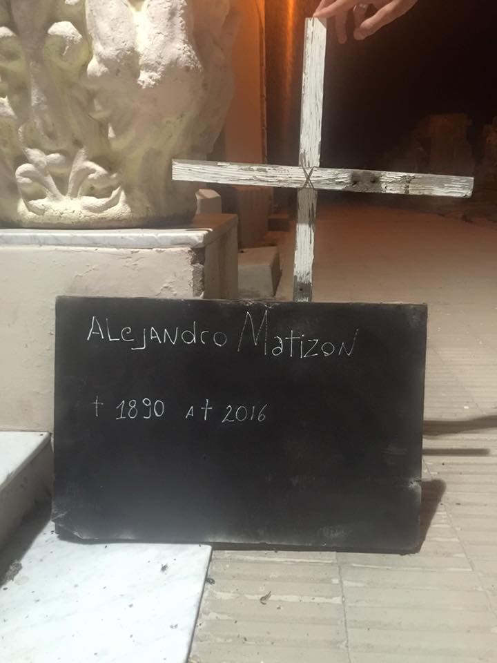 Sacaron parte de un esqueleto del cementerio y lo pusieron en la calle
