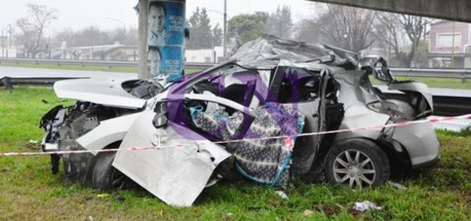 Campana: Un hombre murió al chocar su auto contra una pasarela de la Panamericana