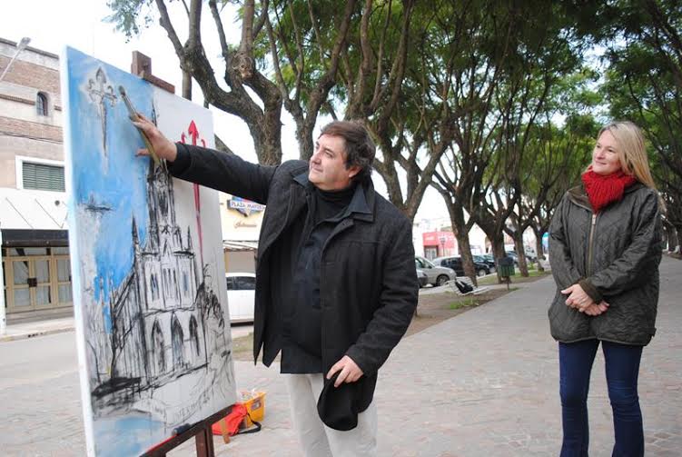 El arquitecto y artista plástico, Gustavo Navone pintó la Iglesia Santiago Apóstol