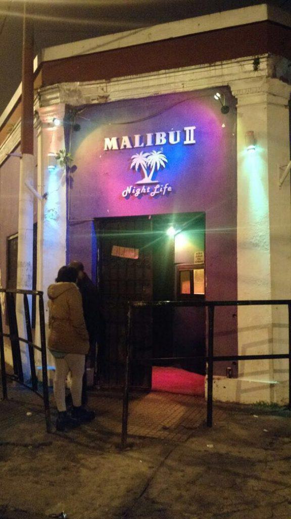 Violencia física y verbal en la puerta de un local bailable