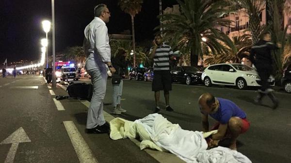 Atentado en Niza: un camión arremetió contra una multitud y dejó al menos 80 muertos