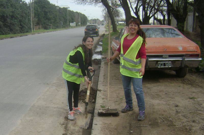 Limpieza. Personal de las cooperativas trabaja en el acceso a la ciudad