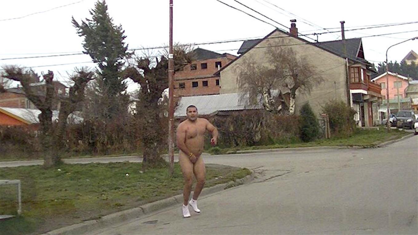 Bariloche: el amante descubierto debajo de la cama que corrió desnudo por la calle