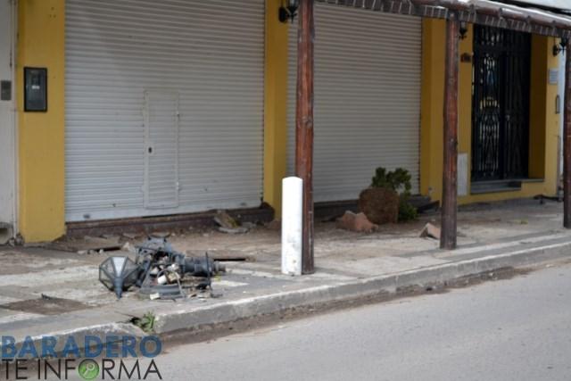 Un auto descontrolado provocó destrozos en pleno centro. Pudo haber sido una tragedia