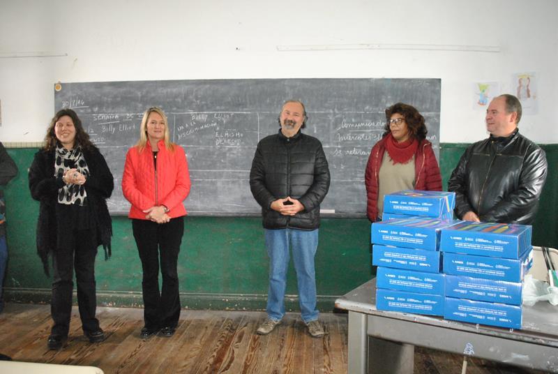El municipio entregó netbooks a alumnos de la Escuela N° 10