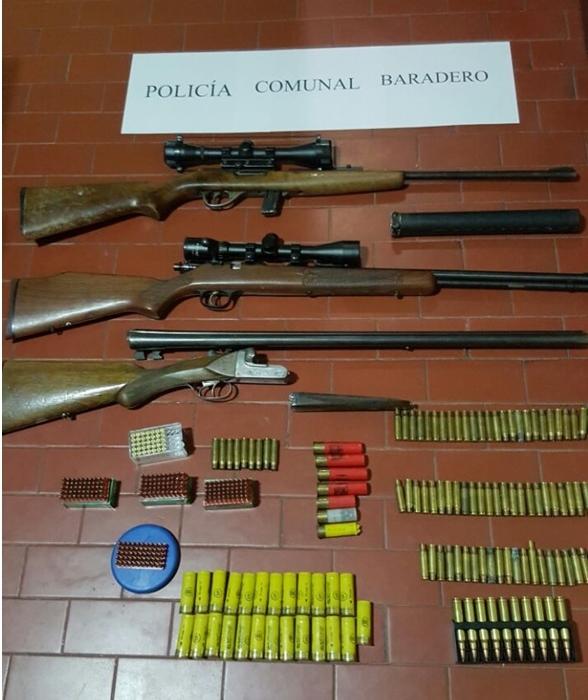 Lo denunciaron por amenazas y encontraron varias armas en su casa