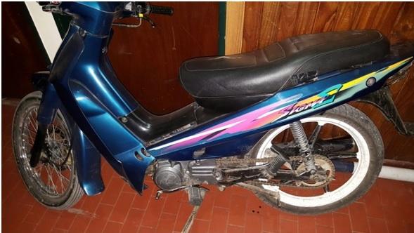 Roban una moto, fueron perseguidos, uno de ellos quedó detenido