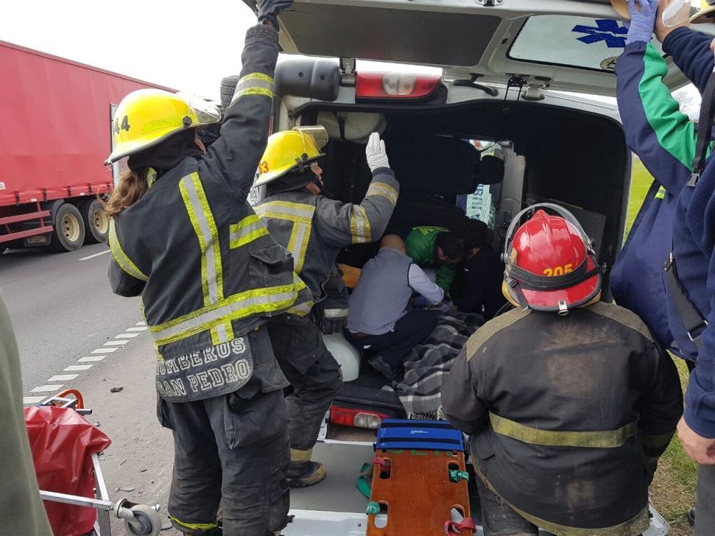 Volcó ambulancia luego de impactar contra la rueda que había perdido un camión