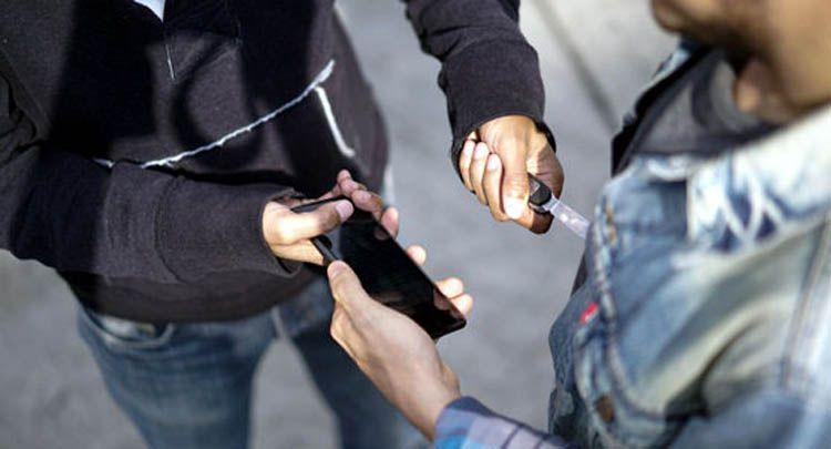 Asaltan a un joven, le roban el celular y la billetera