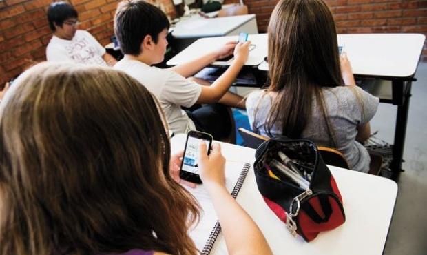 La educación bonaerense cambia: más capacitación docente y se permitirá el uso de celulares