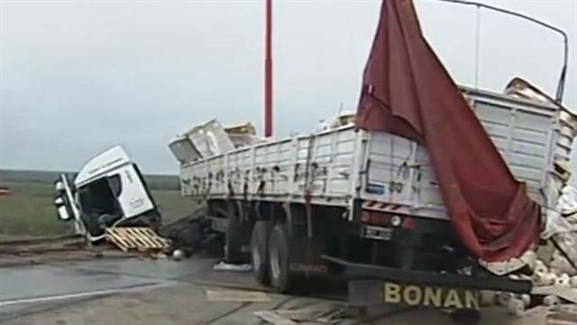 Un camión quedó colgado de uno de los puentes de Zárate Brazo Largo